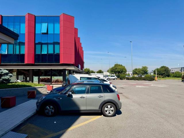 Locale Commerciale in affitto a San Zeno Naviglio, Lombardia