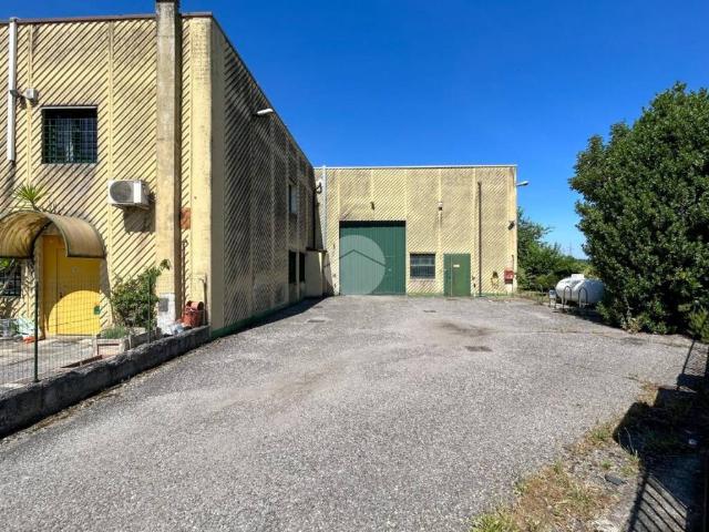 Locale Commerciale in affitto a San Zeno Naviglio, Lombardia