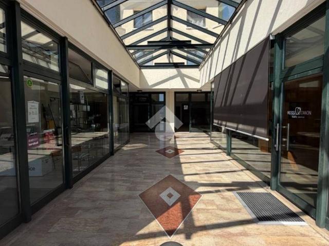 Locale Commerciale in affitto a Fonte, San Zenone Degli Ezzelini