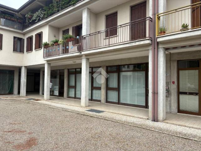 Locale Commerciale in affitto a Fonte, San Zenone Degli Ezzelini