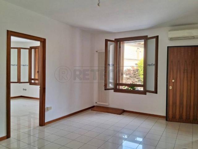 Locale Commerciale in affitto a Sandrigo, Veneto