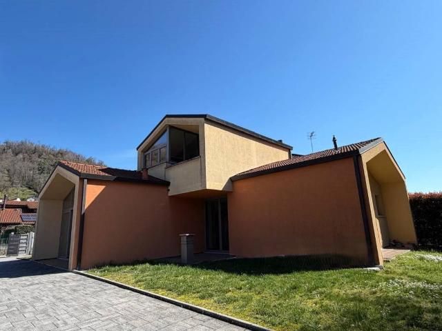 Locale Commerciale in affitto a Unione dei comuni del Medio Verbano, Sangiano