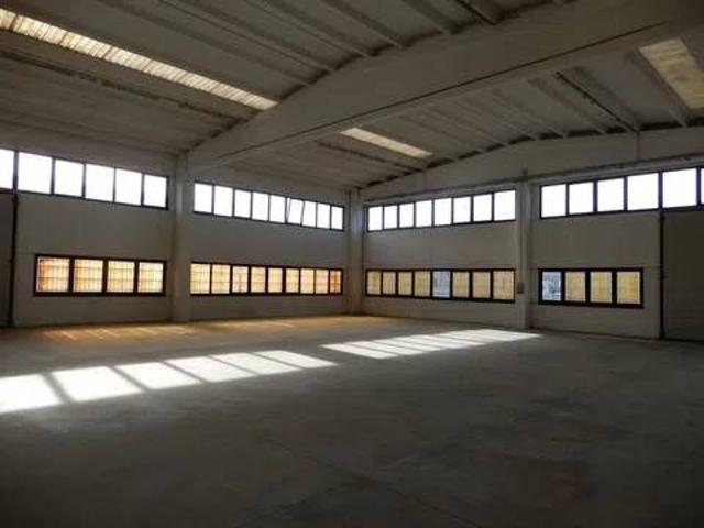 Locale Commerciale in affitto a Sannazzaro De' Burgondi, Lombardia