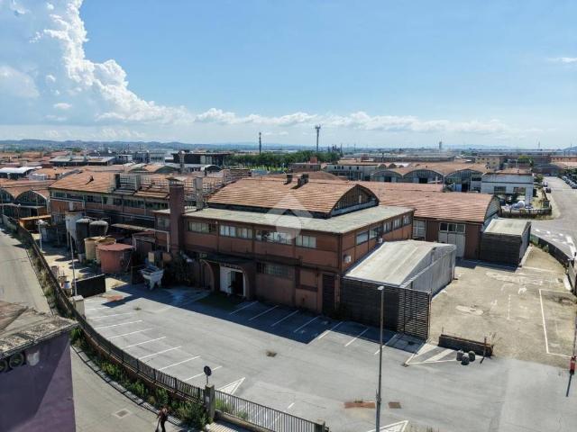 Locale Commerciale in affitto a Santa Croce Sull'arno, Toscana