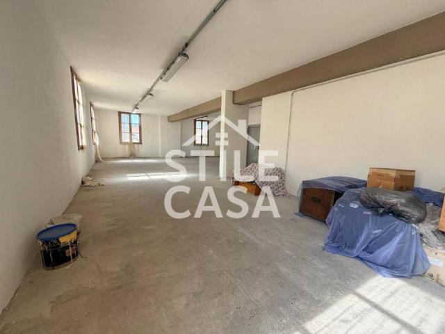 Locale Commerciale in affitto a Santa Croce Sull'arno, Toscana