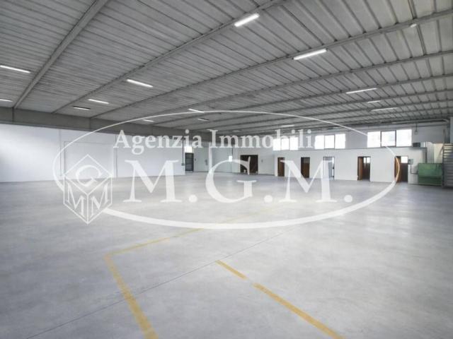 Locale Commerciale in affitto a Ponticelli, Santa Maria A Monte