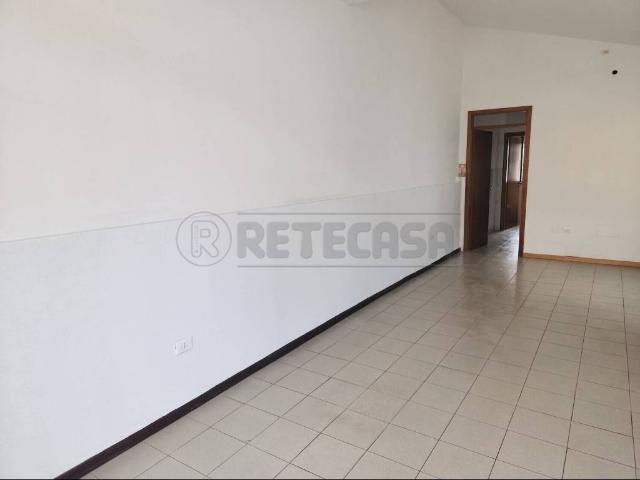 Locale Commerciale in affitto a Sottili, Santa Maria A Monte