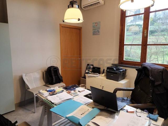 Locale Commerciale in affitto a Ponticelli, Santa Maria A Monte