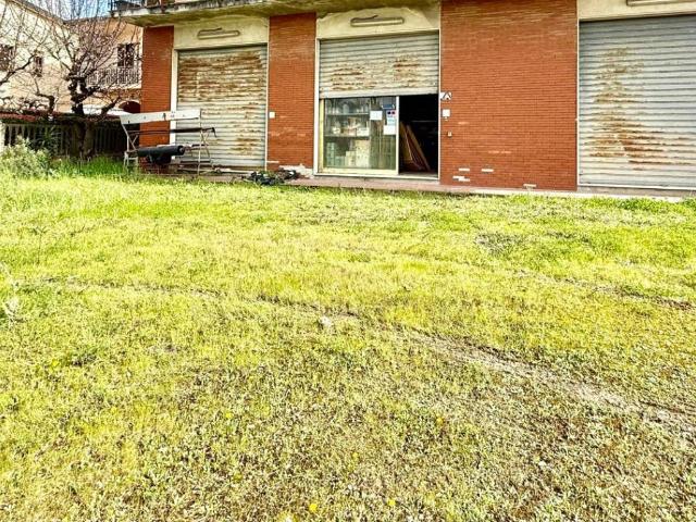Locale Commerciale in affitto a Ponticelli, Santa Maria A Monte