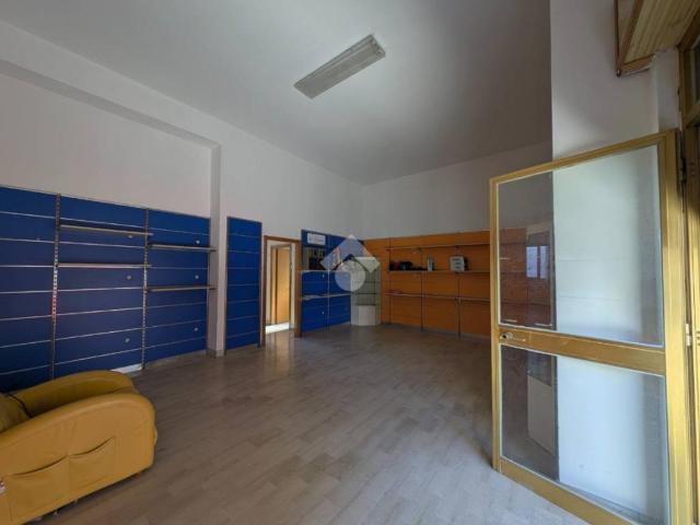 Locale Commerciale in affitto a Santa Maria A Vico, Campania