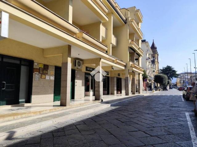 Locale Commerciale in affitto a Santa Maria A Vico, Campania