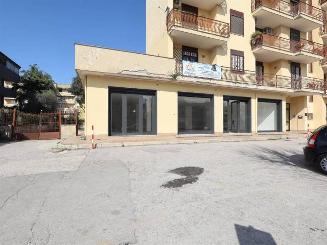 Locale Commerciale in vendita a Santa Maria Capua, Campania