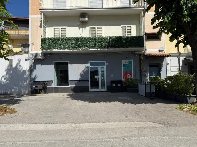 Locale Commerciale in affitto a Santa Maria Capua, Campania