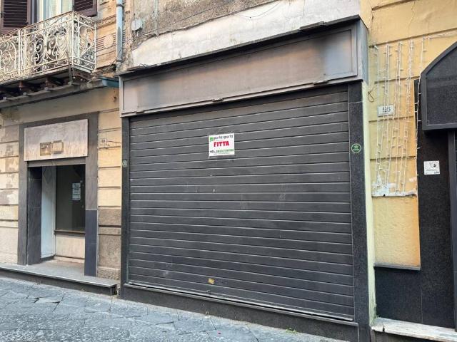 Locale Commerciale in affitto a Sant'Andrea dei Lagni, Santa Maria Capua