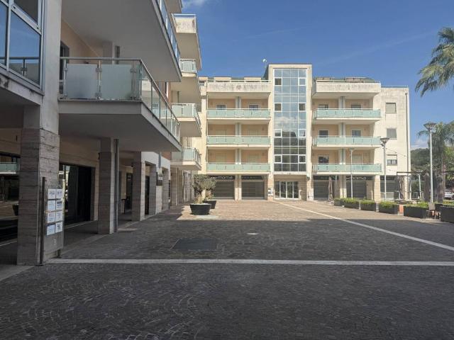 Locale Commerciale in affitto a Santa Maria Capua, Campania