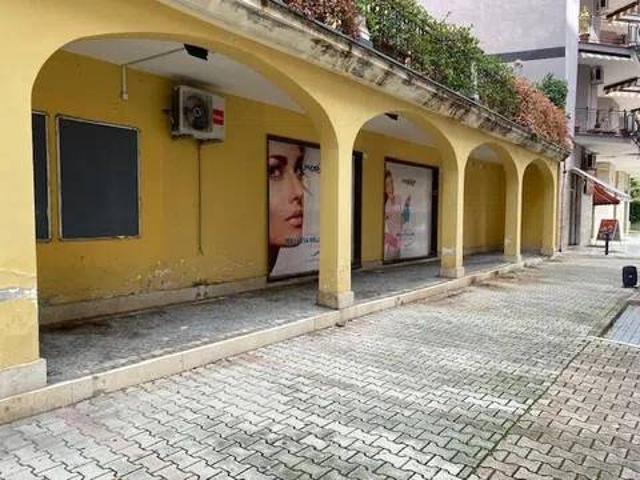 Locale Commerciale in affitto a Santa Maria Capua, Campania