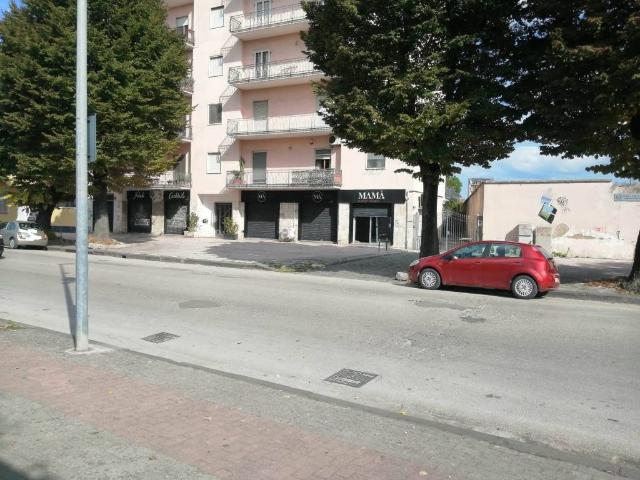 Locale Commerciale in affitto a Santa Maria Capua, Campania