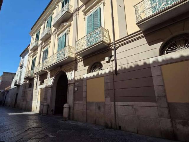 Locale Commerciale in affitto a Sant'Andrea dei Lagni, Santa Maria Capua