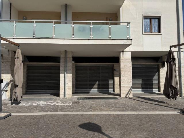 Locale Commerciale in affitto a Santa Maria Capua, Campania