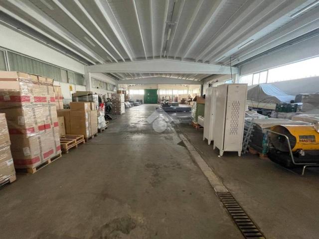 Locale Commerciale in affitto a Caselle de' Ruffi, Villanova Di Camposanpiero