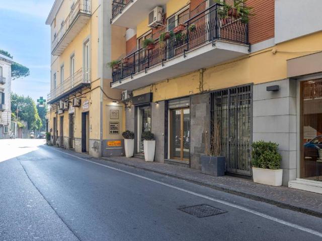 Locale Commerciale in affitto a Sant'agnello, Campania