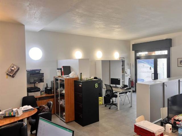 Locale Commerciale in affitto a Sant'alessio Con Vialone, Lombardia