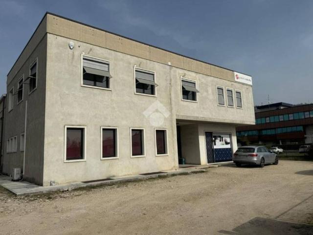 Locale Commerciale in affitto a Domegliara, Sant'ambrogio Di