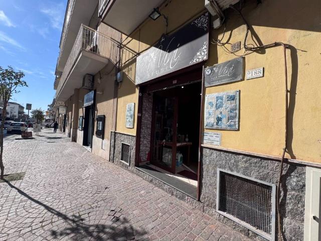 Locale Commerciale in affitto a Sant'anastasia, Campania