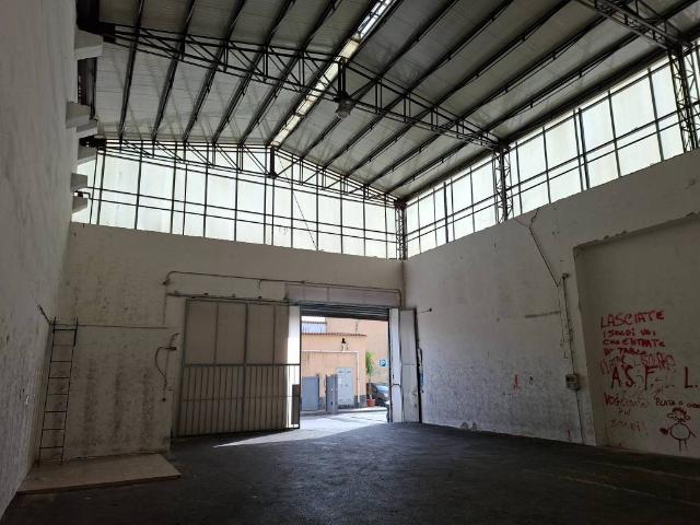 Locale Commerciale in affitto a Ponte di Ferro, Sant'anastasia