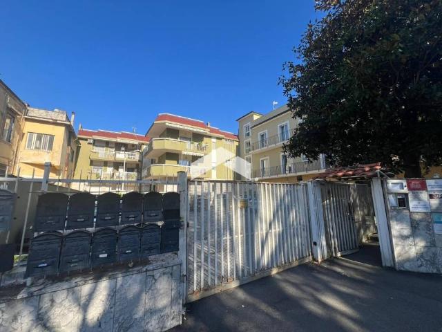 Locale Commerciale in affitto a Sant'anastasia, Campania