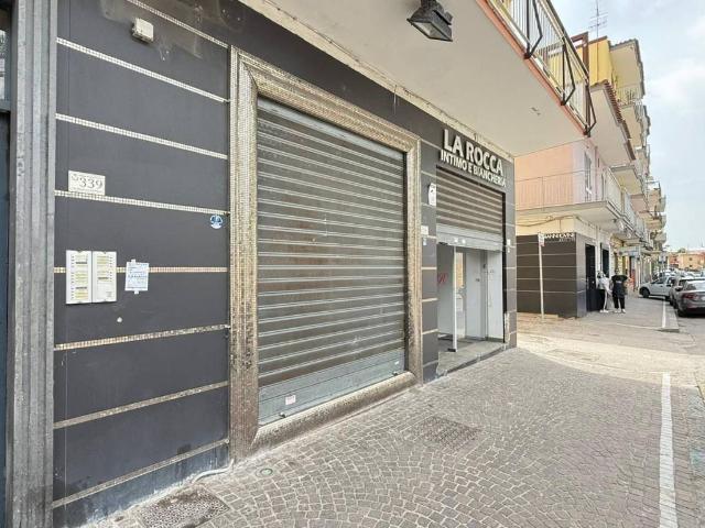Locale Commerciale in affitto a Madonna dell'Arco, Sant'anastasia