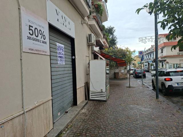 Locale Commerciale in affitto a Sant'anastasia, Campania