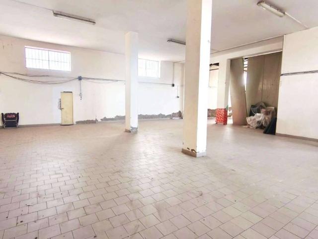 Locale Commerciale in affitto a Somma Vesuviana, Campania