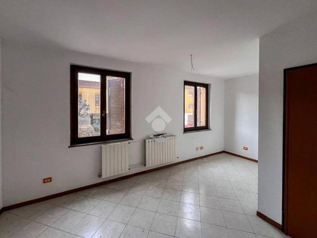 Locale Commerciale in affitto a Sant'angelo Lodigiano, Guatra