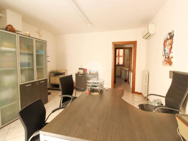 Locale Commerciale in affitto a Sant'angelo Lodigiano, Guatra