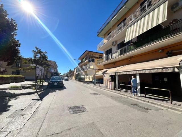 Locale Commerciale in affitto a Sant'antimo, Campania