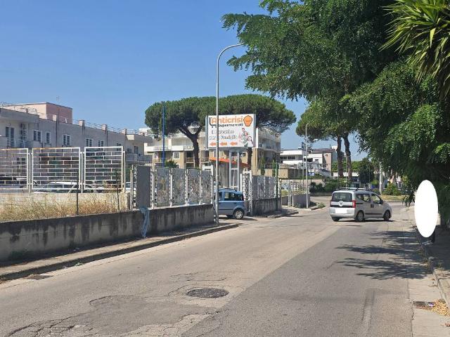 Locale Commerciale in affitto a Sant'antimo, Campania