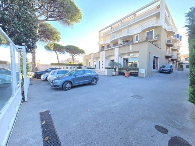 Locale Commerciale in affitto a Sant'antimo, Campania