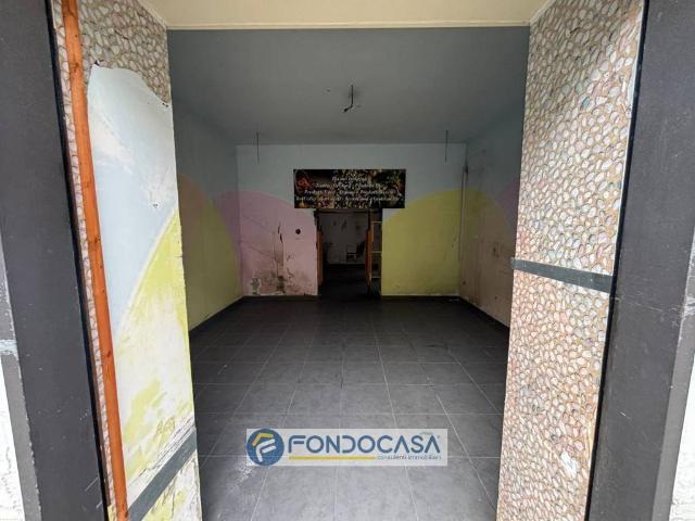 Locale Commerciale in affitto a Sant'antimo, Campania
