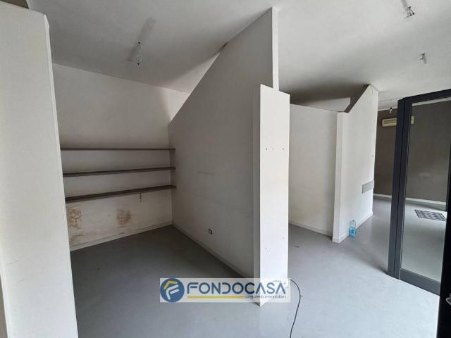 Locale Commerciale in affitto a Sant'antimo, Campania
