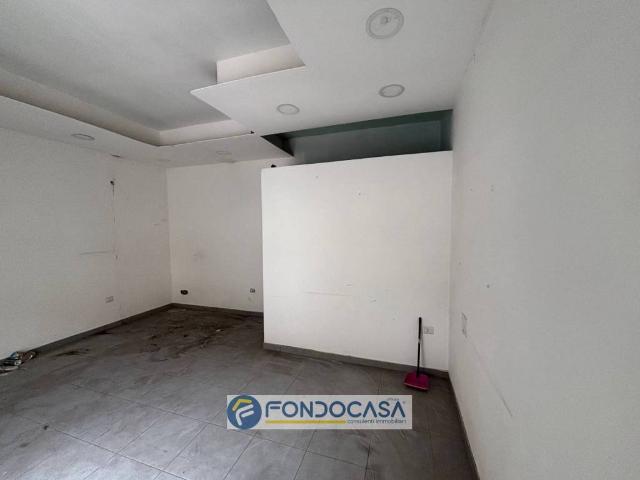Locale Commerciale in affitto a Sant'antimo, Campania