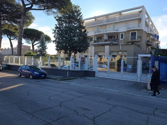 Locale Commerciale in affitto a Sant'antimo, Campania