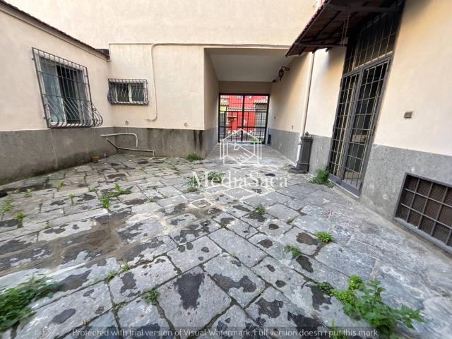 Locale Commerciale in affitto a Sant'antimo, Campania