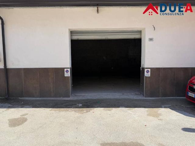 Locale Commerciale in affitto a Sant'antimo, Campania