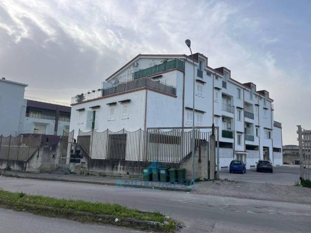 Locale Commerciale in affitto a Sant'antimo, Campania