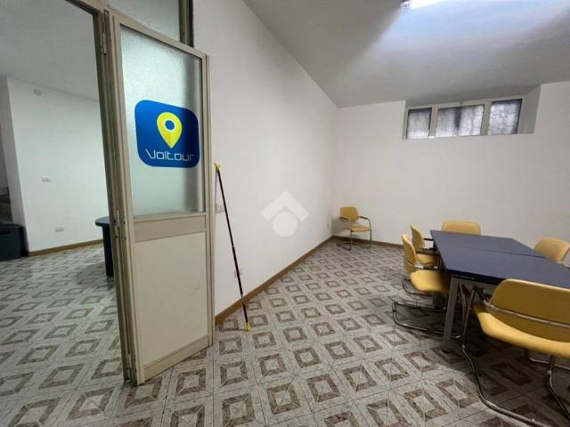 Locale Commerciale in affitto a Sant'antimo, Campania