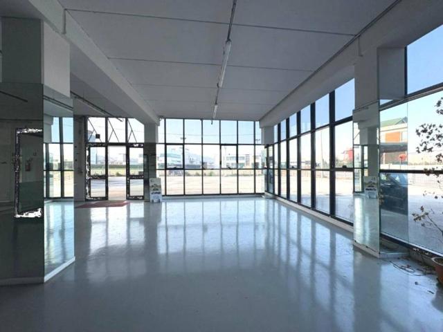 Locale Commerciale in affitto a Unione di comuni Valmarecchia, Santarcangelo Di