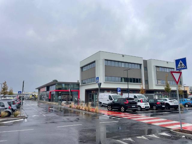 Locale Commerciale in affitto a Unione di comuni Valmarecchia, Santarcangelo Di