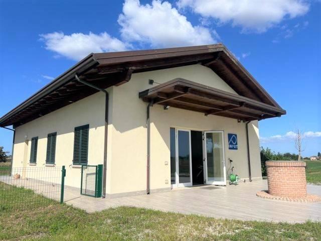 Locale Commerciale in affitto a Unione di comuni Valmarecchia, Santarcangelo Di