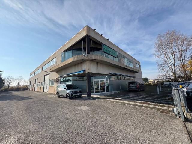 Locale Commerciale in affitto a Unione di comuni Valmarecchia, Santarcangelo Di